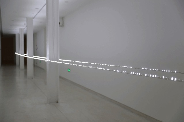 艺术家将展厅走廊这一常被忽视的空间利用起来，用上千个闪烁的频率不同的LED灯管将其点亮，远远看去，像一条银色的地平线，作品本身完美嵌入美术馆建筑中。 

《LED地平线》 24.3×1×0.5m 闪烁白色LED模组、铜焊丝不锈钢丝、不锈钢砝码、不锈钢结构、电源、电线 2020
