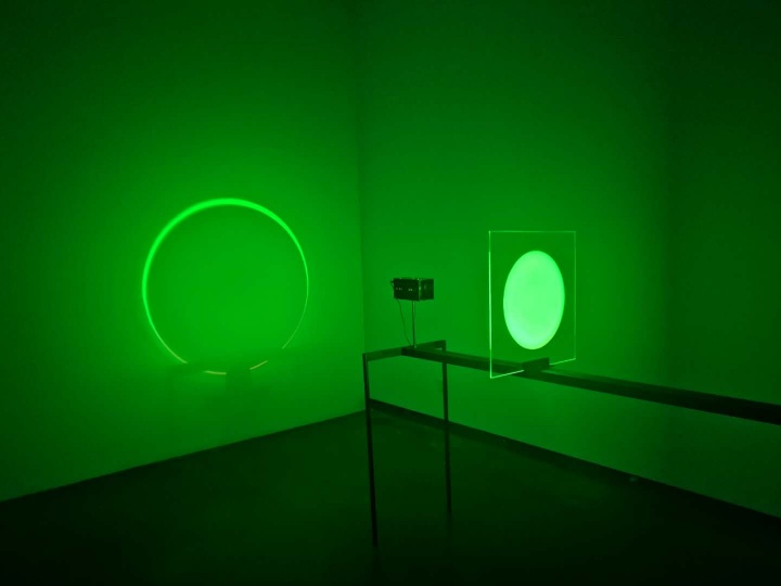 展览中并不多件的“彩色作品”《混色器》 2.1×1.4×0.5m 编程LED投影、粉末涂层钢体、喷砂玻璃 2016
展览中并不多件的“彩色作品”《混色器》 2.1×1.4×0.5m 编程LED投影、粉末涂层钢体、喷砂玻璃 2016