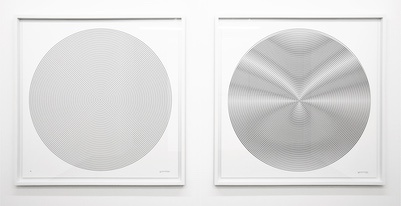 《线条与圆》 1.3×1.3m/每件  丝网印系列、泡沫板装裱 2007
《线条与圆》是艺术家对欧普艺术的探索，观众在靠近作品的过程中画面中的线条仿佛动了起来  
