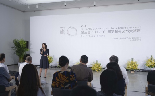“中国白”国际陶瓷艺术大奖赛组委会秘书长胡欣女士主持新闻发布会
“中国白”国际陶瓷艺术大奖赛组委会秘书长胡欣女士主持新闻发布会
