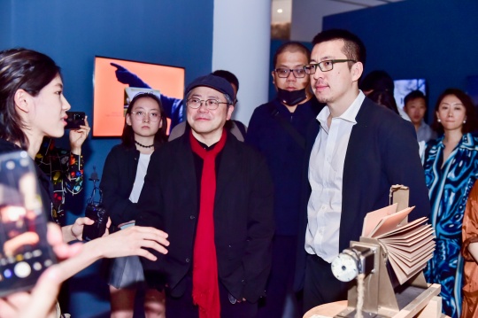艺术家叶锦添、策展人卢征远在展览现场 艺术家叶锦添、策展人卢征远在展览现场