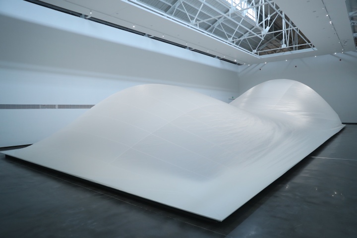 《流动的风景》 24.4×11×3.5m 聚酯布、万花板、木材、风扇、数字调光器、电脑 2020
