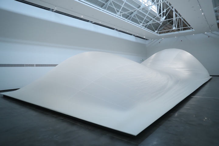 《流动的风景》 24.4×11×3.5m 聚酯布、万花板、木材、风扇、数字调光器、电脑 2020
《流动的风景》 24.4×11×3.5m 聚酯布、万花板、木材、风扇、数字调光器、电脑 2020