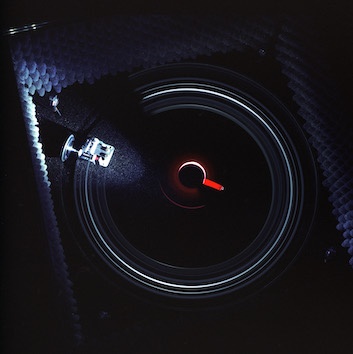 《音乐盒》 尺寸可变 中密度板箱、玻璃罩、机械音乐盒、减速齿轮电机，麦克风、光感装置、四声道声音系统、隔音棉、地毯 2004
