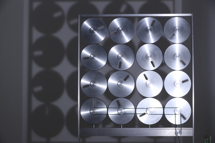 《开盘磁带》 1.8×1×0.6m 铝制框架、铝制圆盘、轴承、电机、传送带、聚光灯、支架 2005
