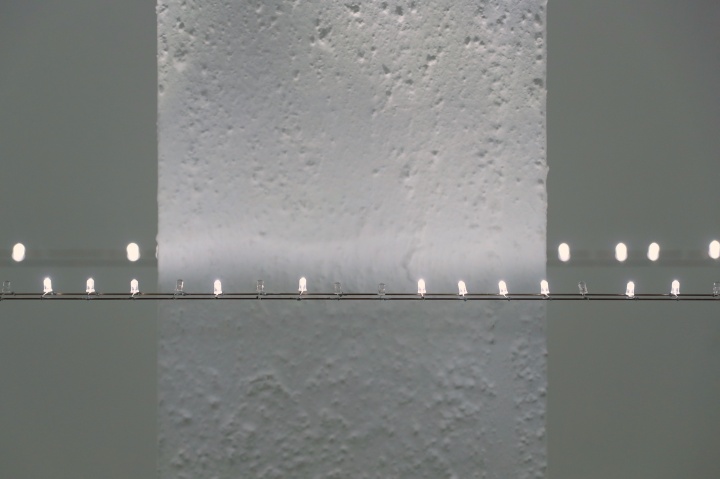 《LED地平线》 24.3×1×0.5m 闪烁白色LED模组、铜焊丝不锈钢丝、不锈钢砝码、不锈钢结构、电源、电线 2020
《LED地平线》 24.3×1×0.5m 闪烁白色LED模组、铜焊丝不锈钢丝、不锈钢砝码、不锈钢结构、电源、电线 2020