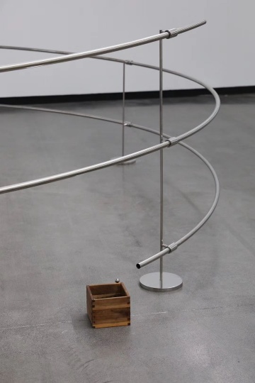 《气旋》 5×5×1m 不锈钢管、不锈钢支架、钢球、木盒 2014