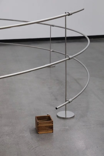 《气旋》 5×5×1m 不锈钢管、不锈钢支架、钢球、木盒 2014 《气旋》 5×5×1m 不锈钢管、不锈钢支架、钢球、木盒 2014