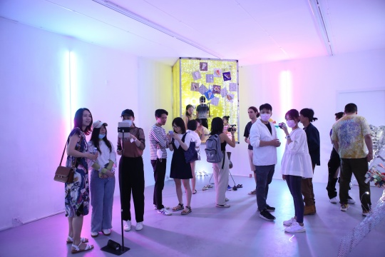 北京现在画廊艺术家郑维个展上半场“分蛋糕”
北京现在画廊艺术家郑维个展上半场“分蛋糕”
