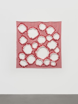《红白格布》 约150×150cm 宜家红白格布、棉线等 2019
《红白格布》 约150×150cm 宜家红白格布、棉线等 2019