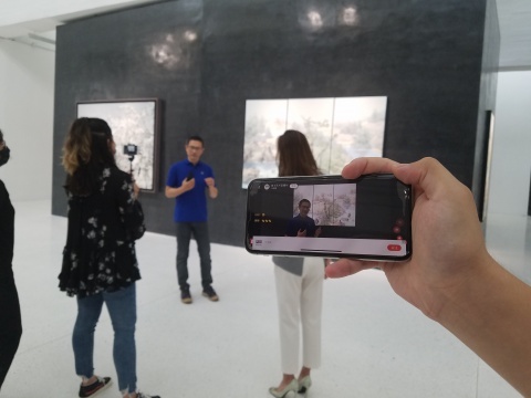 艺术家曾健勇在北京索卡展览现场线上导览
艺术家曾健勇在北京索卡展览现场线上导览