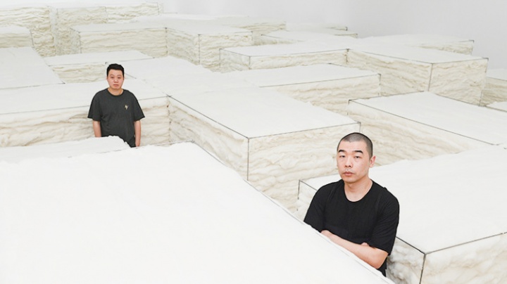 崔灿灿和赵赵在“白色”展览现场
崔灿灿和赵赵在“白色”展览现场
