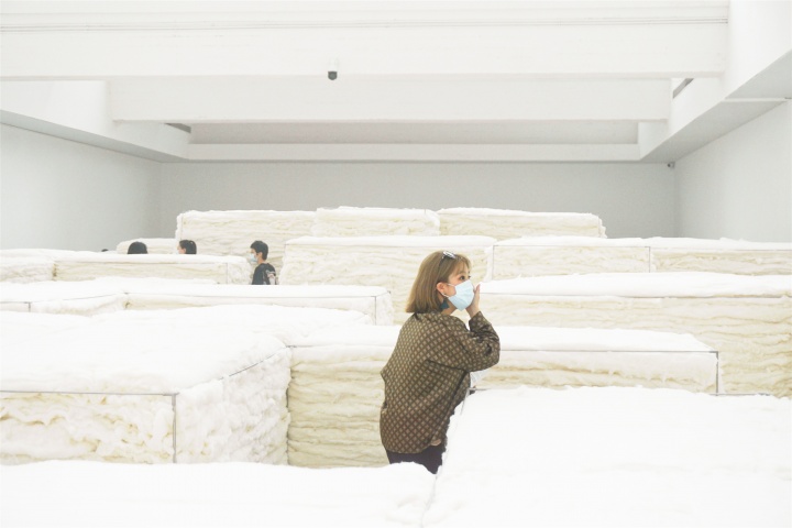 “白色”展览现场的观众
“白色”展览现场的观众