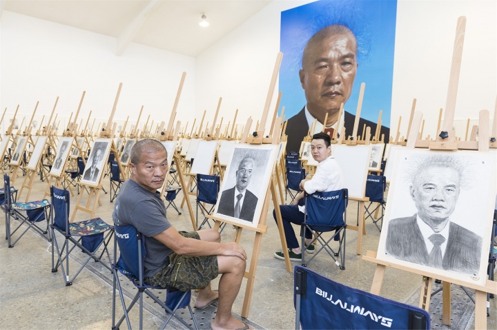 王庆松和崔灿灿在“在希望的田野上”展览现场
