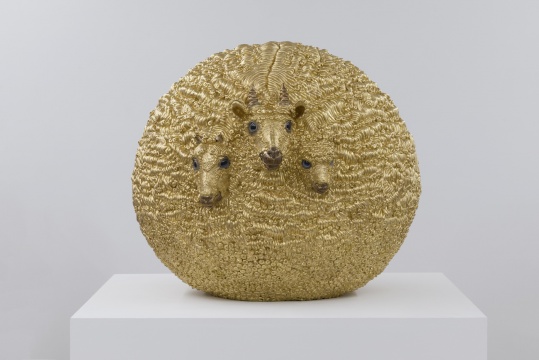《羊》 65×65×83cm 青铜、水晶、金箔 2020
