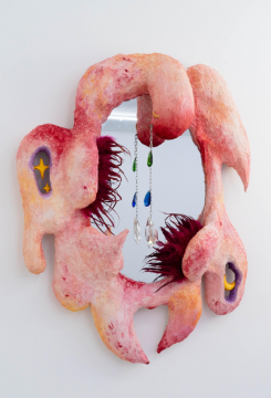 费亦宁 《Mirror #1》 95×80×24cm 纸浆、木材、镜子、水彩、玻璃、人造珍珠、链 2020
费亦宁 《Mirror #1》 95×80×24cm 纸浆、木材、镜子、水彩、玻璃、人造珍珠、链 2020