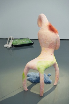 费亦宁 《伤心椅子 1 号》 65×75×130cm 泡沫、木头、水彩、人造珍珠、亚克力板 2020
费亦宁 《伤心椅子 1 号》 65×75×130cm 泡沫、木头、水彩、人造珍珠、亚克力板 2020