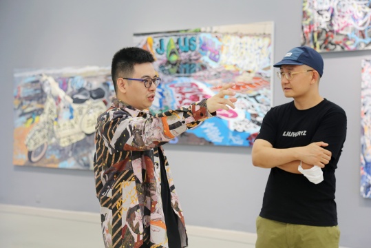 艺术家陈轩荣(左一)在展览现场
艺术家陈轩荣(左一)在展览现场
