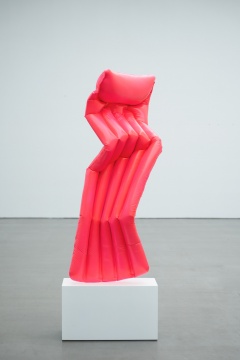 亚当·帕克·史密斯《Contrapposto Pool Float》  193x53x36cm 树脂、钢、玻璃钢、聚氨酯 2020
