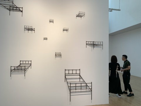 蔡磊《经过202005》200x175x10.5cm 布面丙烯、钢 2020
蔡磊《经过202005》200x175x10.5cm 布面丙烯、钢 2020
