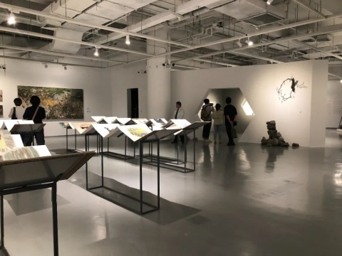 “自·长物志”苏州金鸡湖美术馆展览现场(图二摄影:罗敏)
“自·长物志”苏州金鸡湖美术馆展览现场(图二摄影:罗敏)