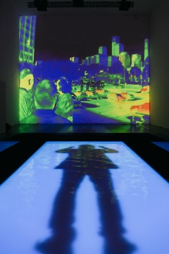 展厅中间搭建了一个颇具舞台感的矩形水池,作品《降临》投射其中
展厅中间搭建了一个颇具舞台感的矩形水池,作品《降临》投射其中
