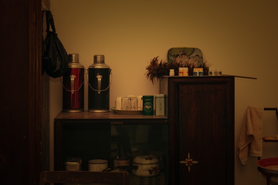 《Emmanuel》的暗室是对盲人家庭日常陈设的复制,而全黑的环境让观者短暂体验了一下盲人的感知世界
《Emmanuel》的暗室是对盲人家庭日常陈设的复制,而全黑的环境让观者短暂体验了一下盲人的感知世界