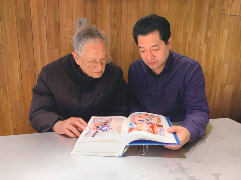 2019年12月28日，寿崇宁和李大钧在上海审阅《飞羽掠天——吴大羽作品集》样书
