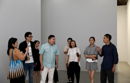 展览开幕现场 仇晓飞(右一)
展览开幕现场 仇晓飞(右一)