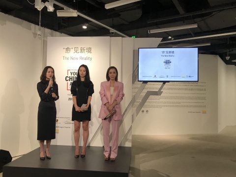 保时捷中国出门公关副总裁唐凤靓(左一)、青年演员李梦(中)、ART021联合创始人应青蓝(右一)
保时捷中国出门公关副总裁唐凤靓(左一)、青年演员李梦(中)、ART021联合创始人应青蓝(右一)