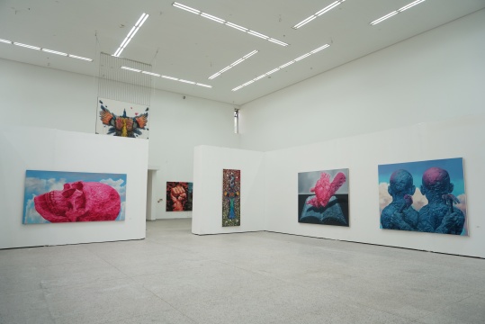 “物欲·苍生”孟涛艺术展亮相蓝顶美术馆,图像寓言呼应当下的魔幻现实 “物欲·苍生”孟涛艺术展亮相蓝顶美术馆,图像寓言呼应当下的魔幻现实