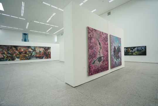 “物欲·苍生”孟涛艺术展亮相蓝顶美术馆,图像寓言呼应当下的魔幻现实 “物欲·苍生”孟涛艺术展亮相蓝顶美术馆,图像寓言呼应当下的魔幻现实