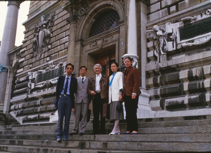 梁绍基（左二）与万曼（左三），照片为1987年在出席第13届洛桑国际壁挂双年展开幕式时与导师万曼先生及师友们一起的合影
