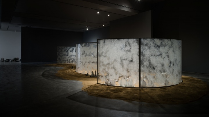 梁绍基 《月庭》 200×1450×620cm 亚克力板，丝，镜子，钢板，不锈钢板，茧，砂 2014-2016
