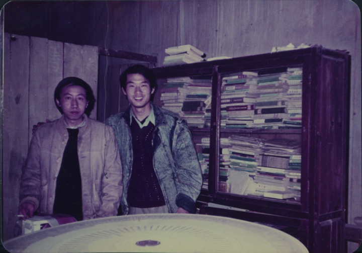 1988年刘港顺（右）在厦门黄永砅工作室
