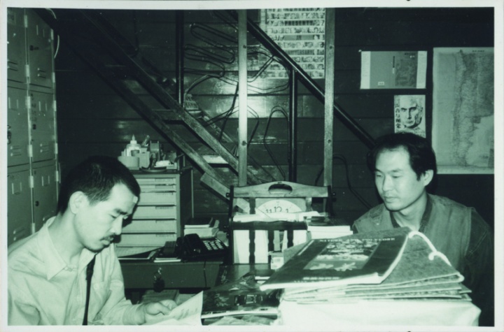 1996年刘港顺（右）和陈侗在广州博尔赫斯书店
