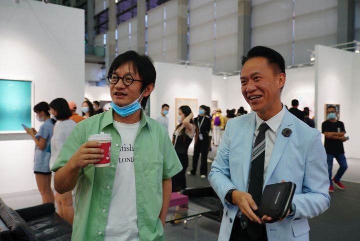  

艺术家薛峰（左一）
