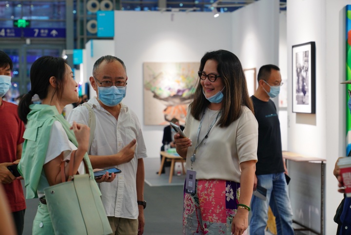 艺术家梁铨(左二)与艾米李画廊负责人Amy(右一) 艺术家梁铨(左二)与艾米李画廊负责人Amy(右一)