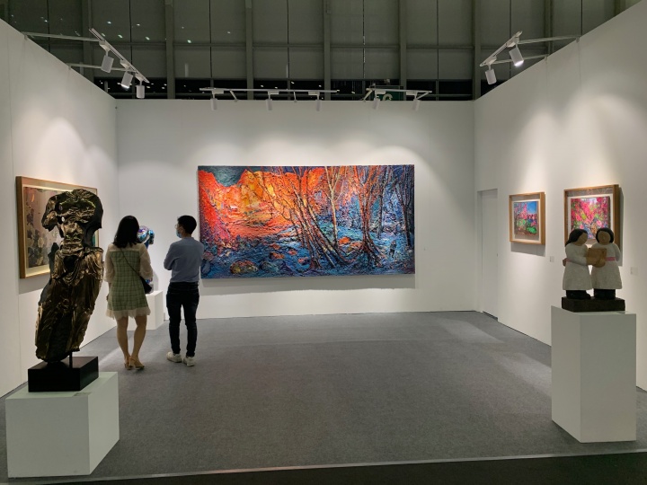 玉兰堂画廊展位现场，中间尹朝阳作品《少室雪霁》为画廊展位最贵，254.4万元，藏家已表达购买意愿；右侧两件周春芽纸本作品均已售出，每件价格50万元。
