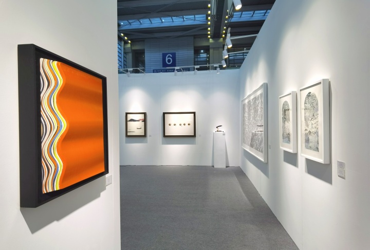左侧为杭春晖的新作，极具设计感和空间感，10万元以下。
