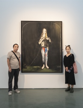 刘锋植妻子(右)与友人在作品《妻子》前
刘锋植妻子(右)与友人在作品《妻子》前
