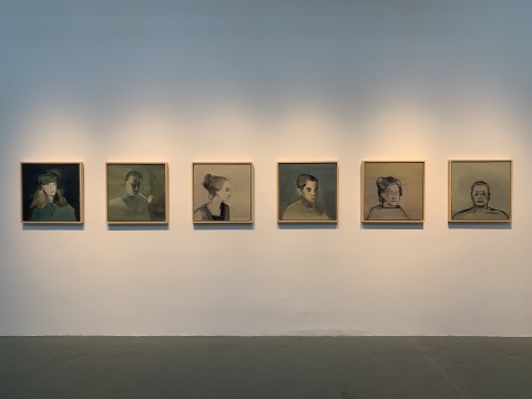 画面中的人,分别是刘锋植的妹妹、自己、妻子、儿子、母亲、父亲
画面中的人,分别是刘锋植的妹妹、自己、妻子、儿子、母亲、父亲