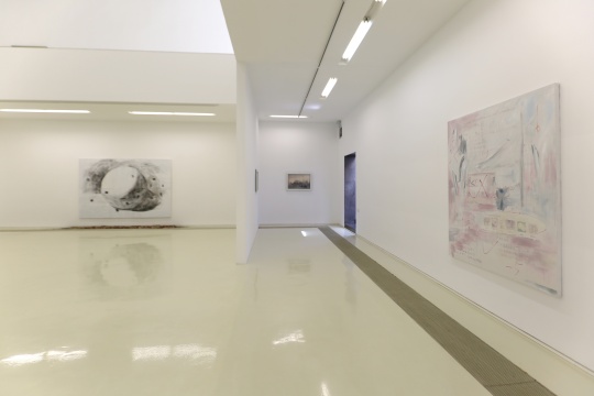 可能是近期最充满童趣的展览了，丘婧彤个展“炮打葡萄”在偏锋画廊开幕