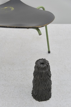 《挂得比较低的果实》77.5×5×50cm 木、铁、聚丙烯、铜 2019-2020 摄影:孙诗
《挂得比较低的果实》77.5×5×50cm 木、铁、聚丙烯、铜 2019-2020 摄影:孙诗