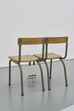 《家庭》 72×74×47cm, 12×13×7.3cm 木、 铁、天然橡胶、聚丙烯、合成树脂漆、丙烯釉 2020 摄影:孙诗 《家庭》 72×74×47cm, 12×13×7.3cm 木、 铁、天然橡胶、聚丙烯、合成树脂漆、丙烯釉 2020 摄影:孙诗