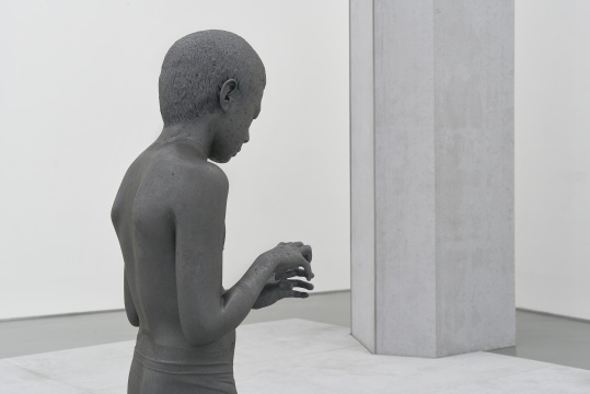 《小男孩》 140×40×45cm,55×45×4cm 不锈钢 2019-2020 摄影:孙诗
《小男孩》 140×40×45cm,55×45×4cm 不锈钢 2019-2020 摄影:孙诗