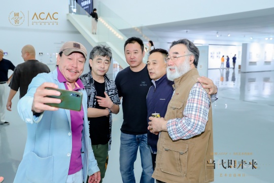 到场嘉宾 艺术家赵斌、艺术家王劲松、艺术家杨茂源、宋庄当代艺术文献馆馆长胡介报、艺术家王立则
到场嘉宾 艺术家赵斌、艺术家王劲松、艺术家杨茂源、宋庄当代艺术文献馆馆长胡介报、艺术家王立则