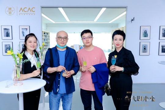 到场嘉宾 泸州老窖产品研发部 杨嘉宏、艺术家张晓刚、泸州老窖国窖酒类销售股份有限公司品牌推广部部长林志鹏、叁燊艺术创始人陈红(由左至右)
到场嘉宾 泸州老窖产品研发部 杨嘉宏、艺术家张晓刚、泸州老窖国窖酒类销售股份有限公司品牌推广部部长林志鹏、叁燊艺术创始人陈红(由左至右)