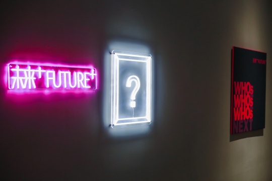 “华艺国际×当代唐人艺术中心：未来+ 陈丹青、秦琦、赵赵专场”特展
