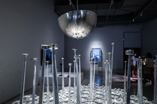 叶楠《微风生命》4.3x2.4x6m 铝、不锈钢、磁铁、电视、钢丝绳 2020
叶楠《微风生命》4.3x2.4x6m 铝、不锈钢、磁铁、电视、钢丝绳 2020